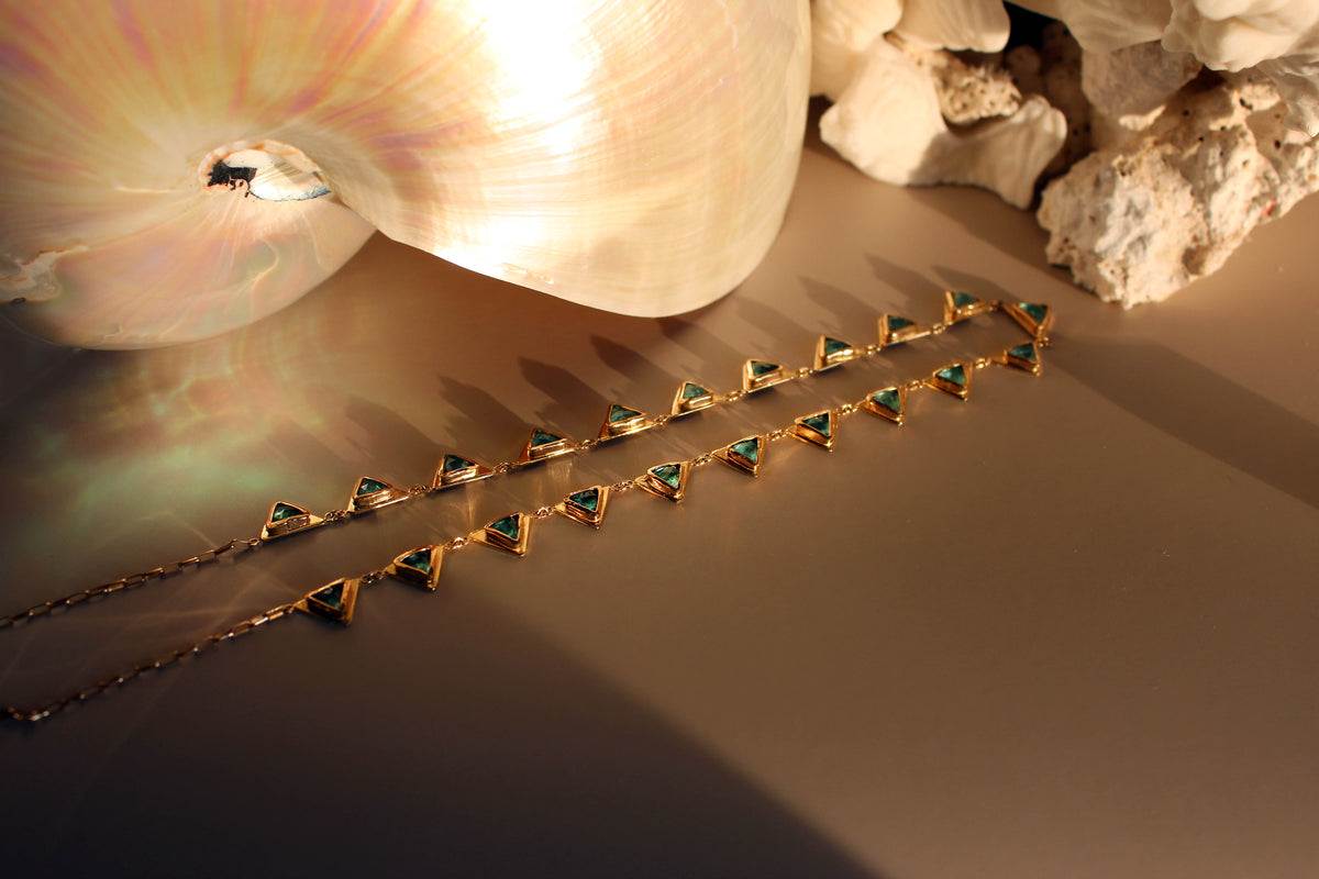 GOLDEN NECKLACE WITH TRIANGLE SHAPED EMERALDS